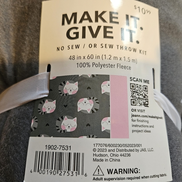 NEW....no sew fleece 2 kits blankets cats & hearts - Picture 2 of 3